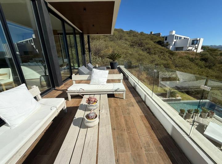 Vdo/alquilo imperdible casa en la deseada, con una vista soñada  2