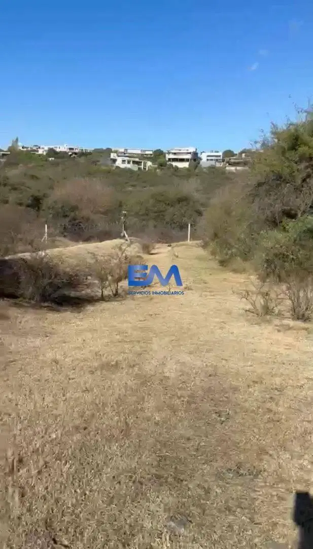 Vdo lote plano en la Deseada Country a Mts. del acceso principal 2