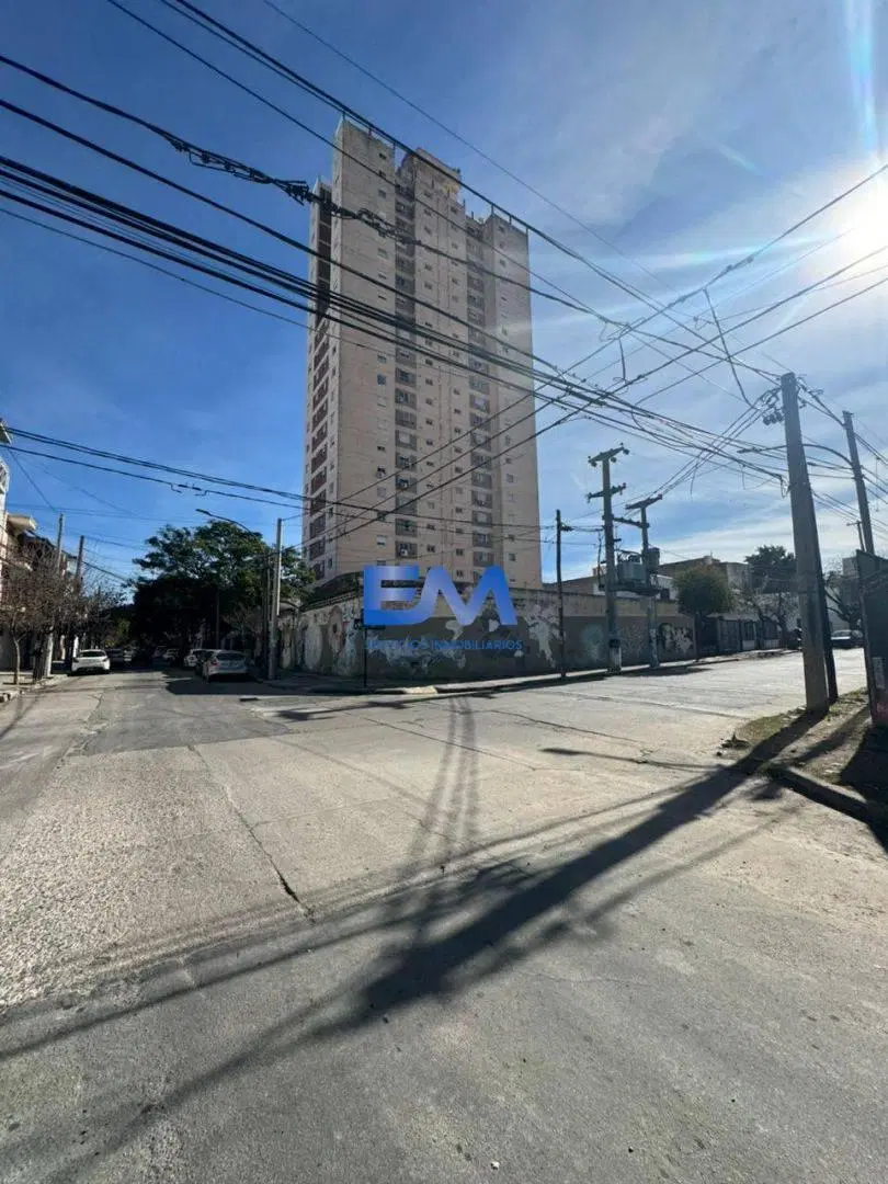Vdo lote para desarrollo de 250 mts en barrio Alberdi - 10 fte x 25 fdo 2
