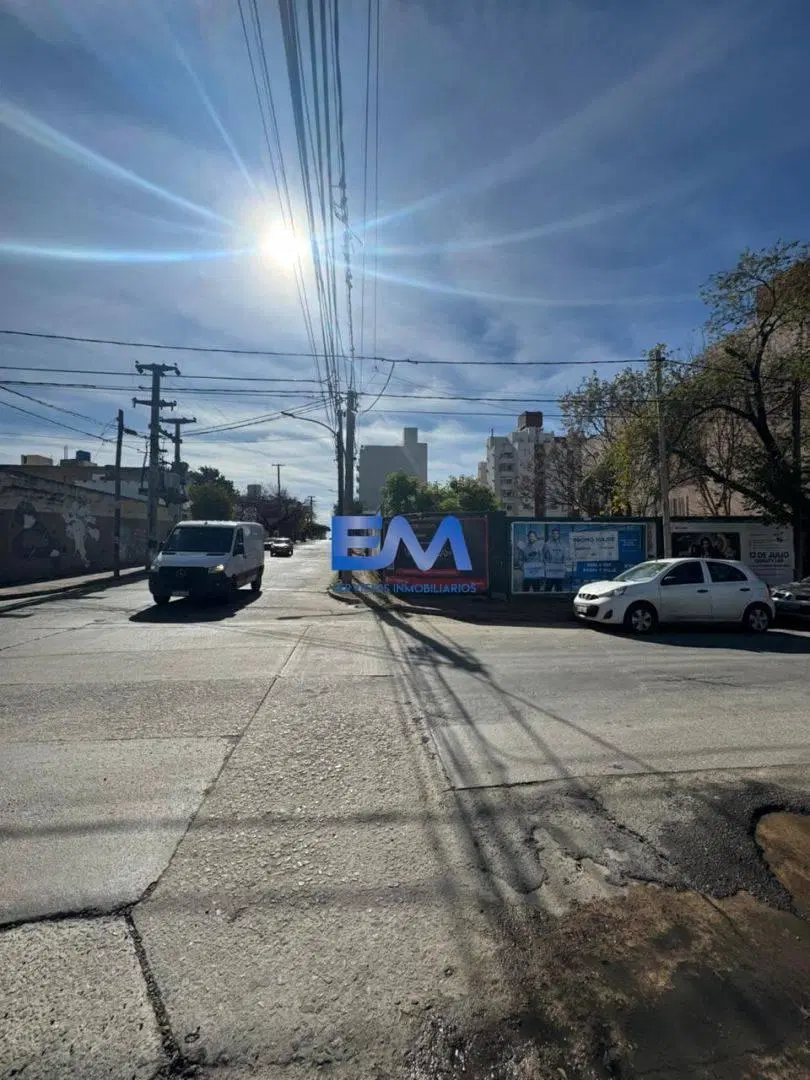 Vdo lote para desarrollo de 250 mts en barrio Alberdi - 10 fte x 25 fdo 3