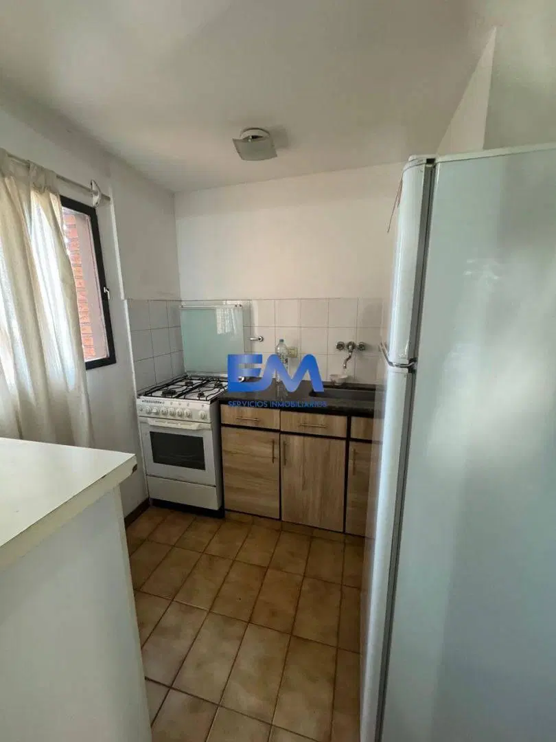 Alq semi amoblado 1 dorm amplio C/ balcón - B centro 2