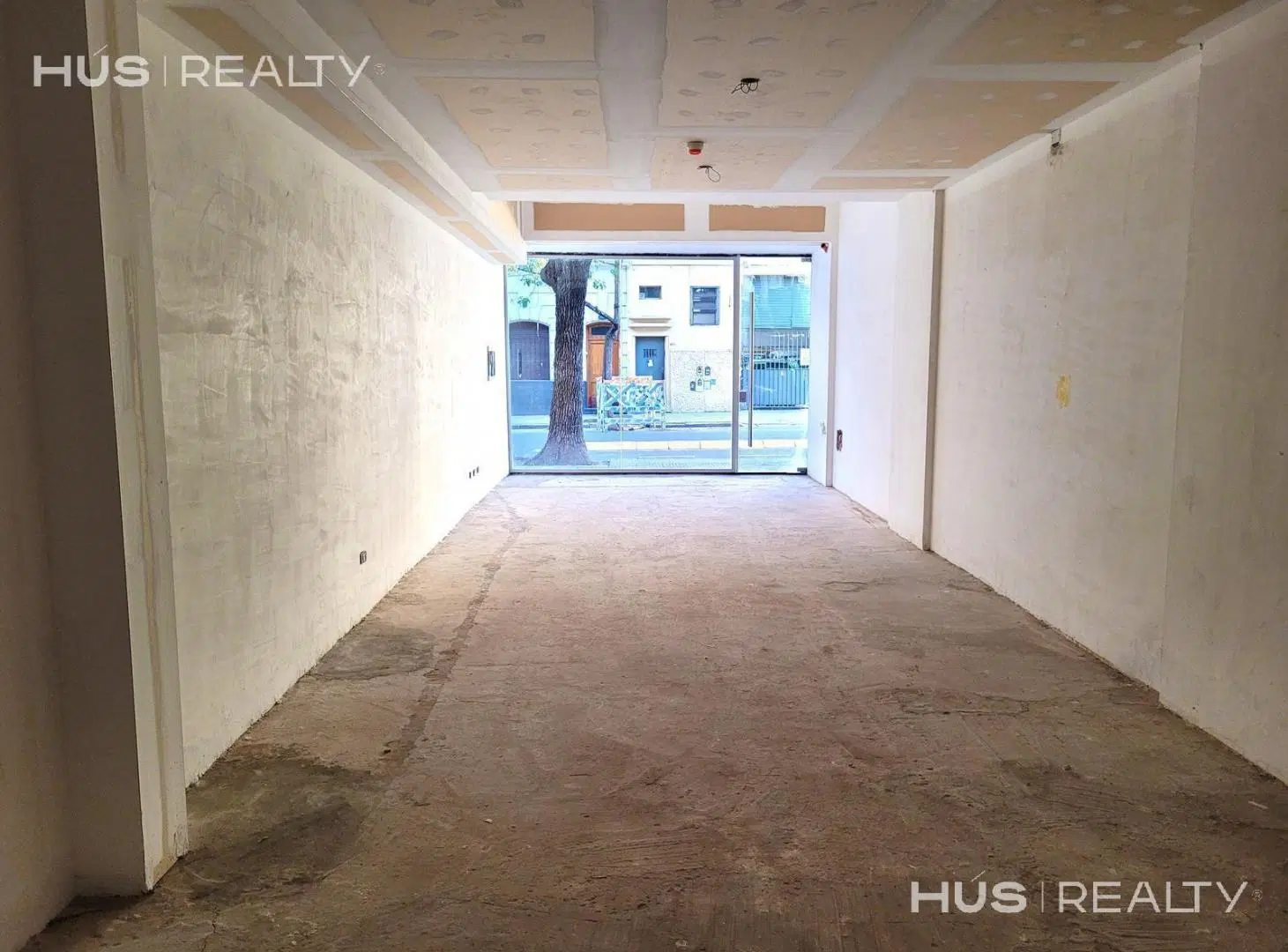 Venta local en Almagro a dos cuadras del Hospital Italiano. Se vende con renta. 4