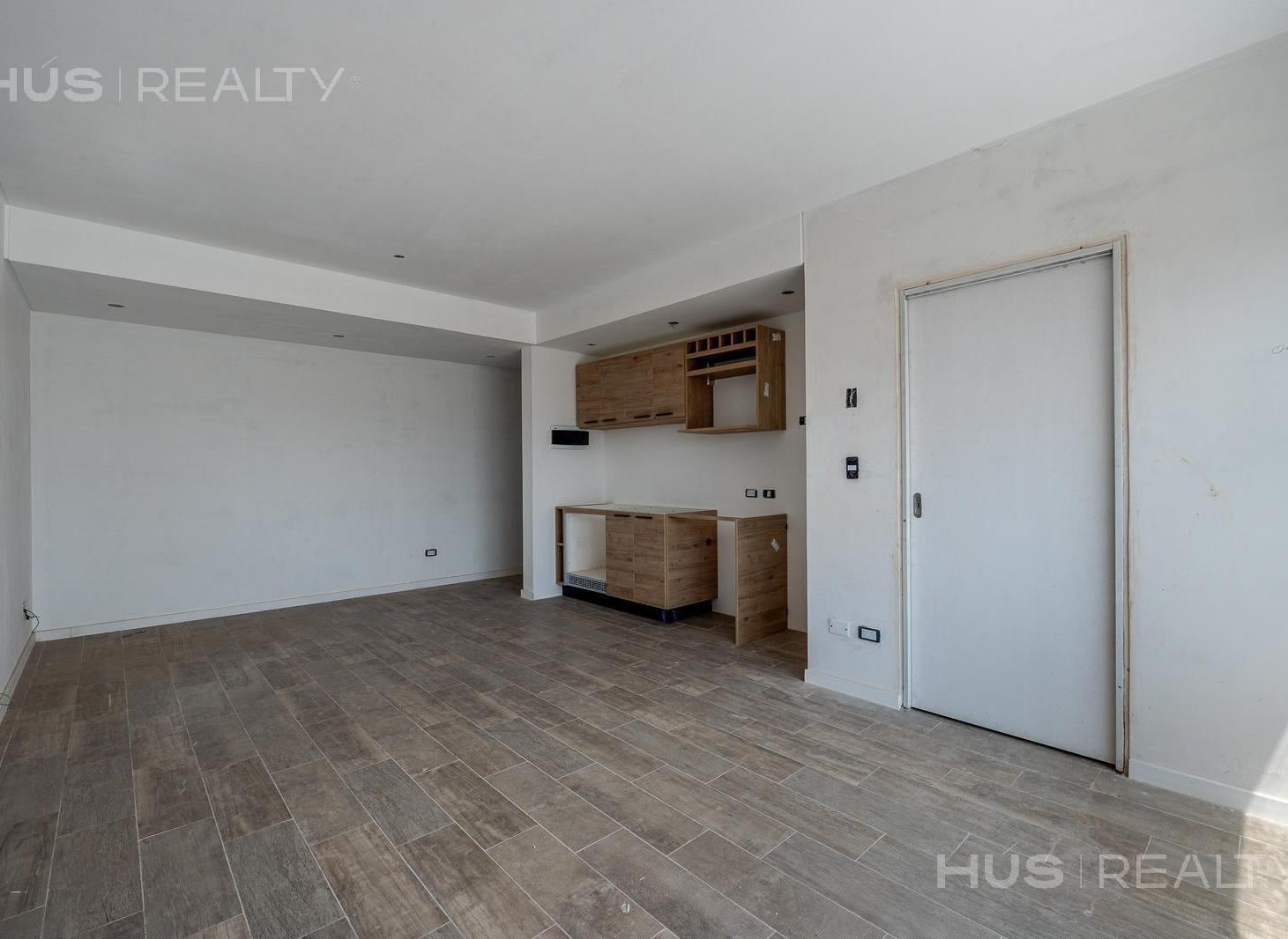 Venta departamento monoambiente en 8vo piso al frente en Palermo, entrega próxima. Balcón terraza.