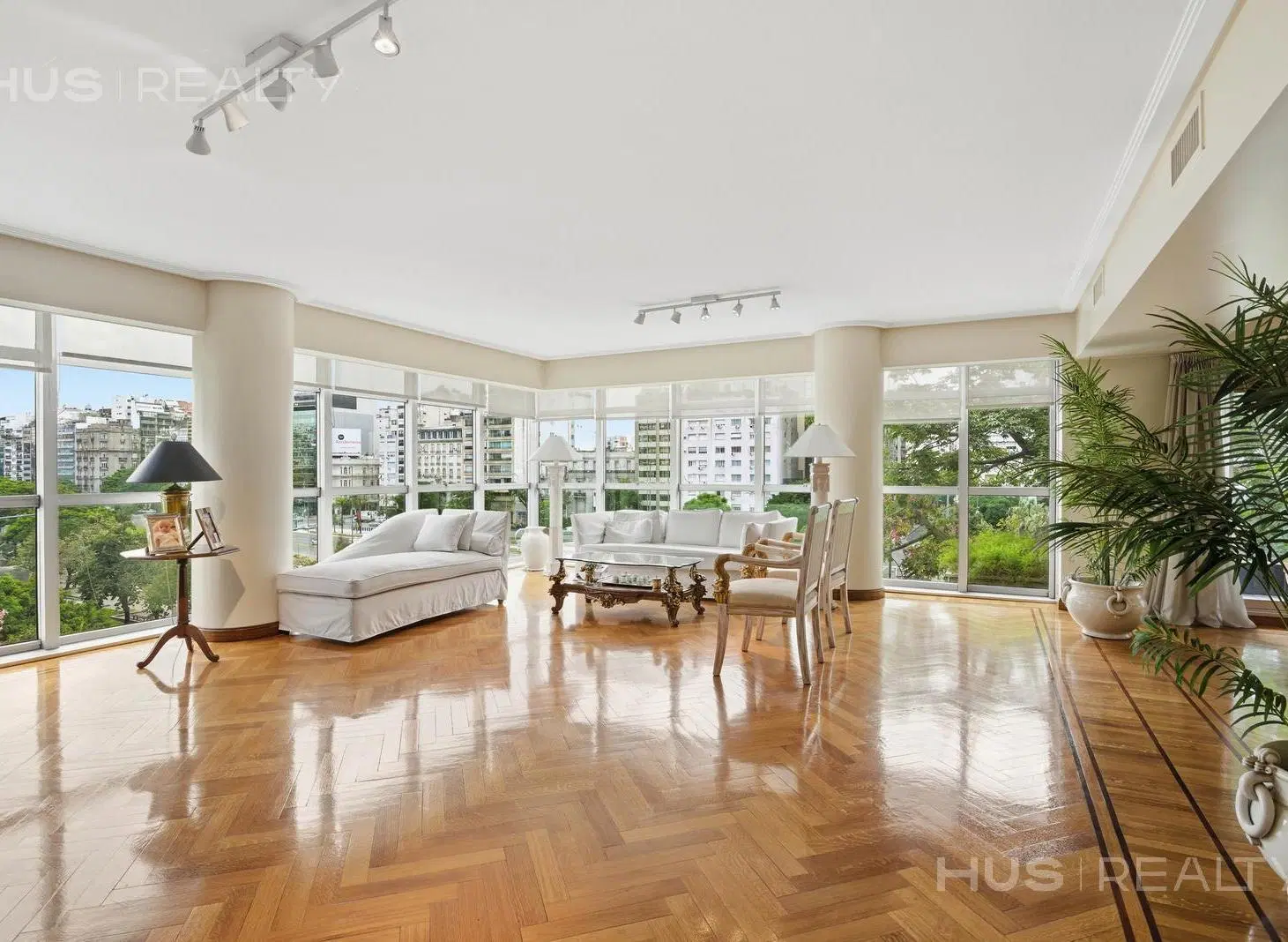 Venta departamento 4 ambientes con dependencia y dos cocheras en Retiro. Seg 24 hs. Categoría. 2