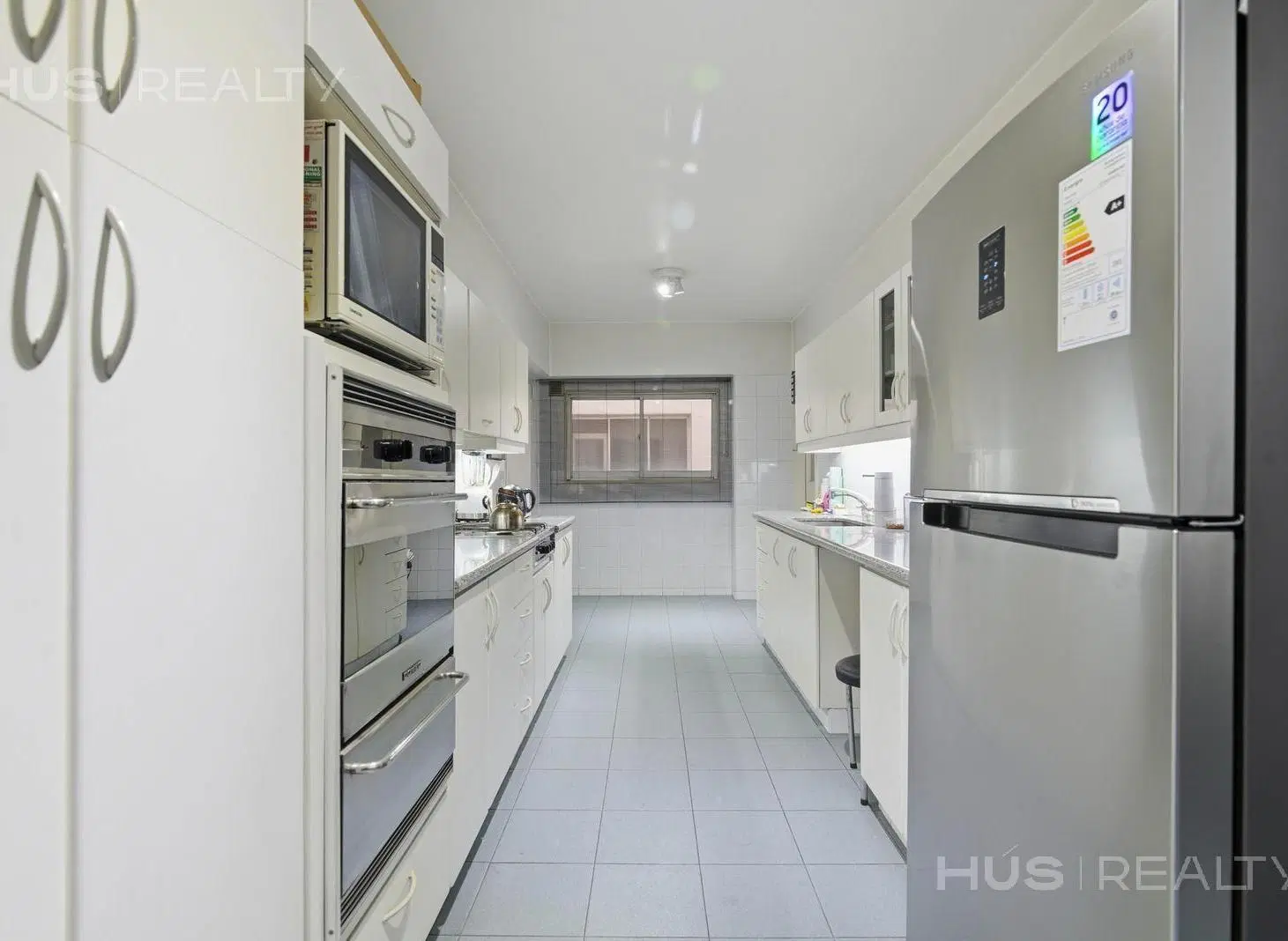 Venta departamento 4 ambientes con dependencia y dos cocheras en Retiro. Seg 24 hs. Categoría. 3