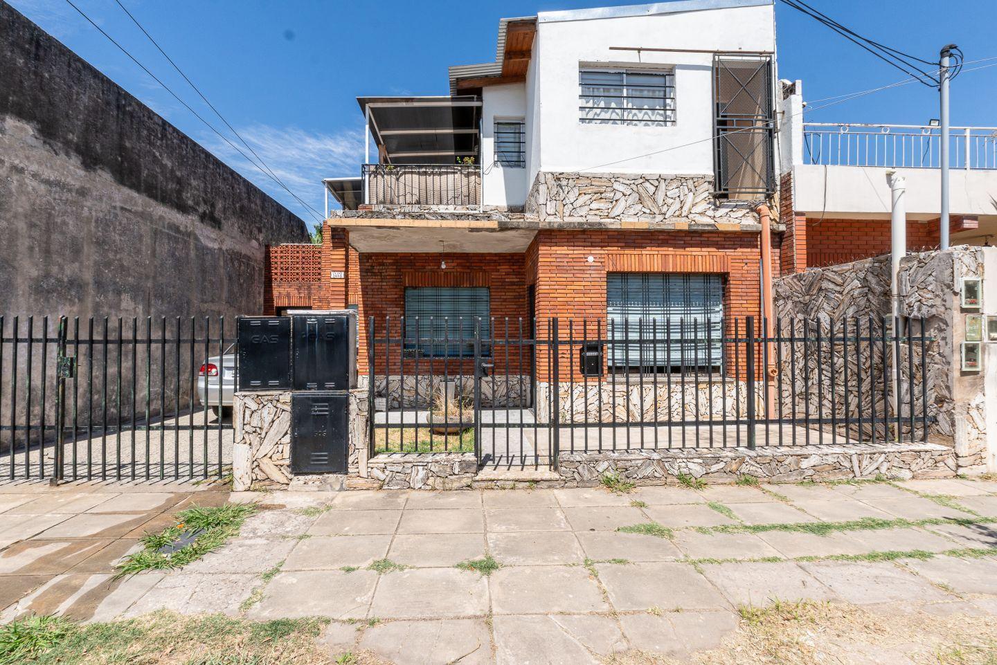 Casa 8 ambientes 5 dormitorios. | La Paz al 1400