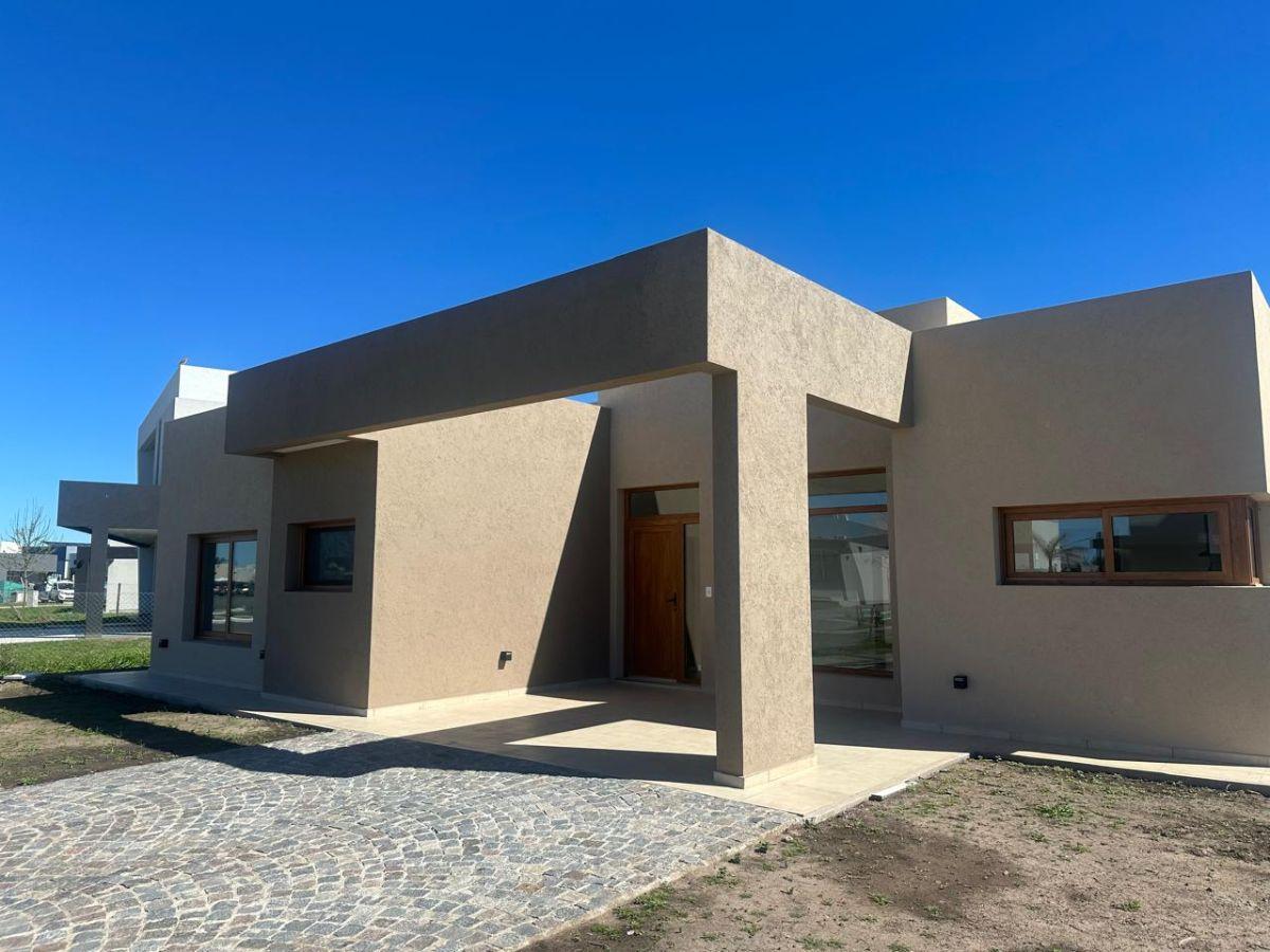 HERMOSA CSA EN VENTA CANNING - BARRIO SAN FELIPE