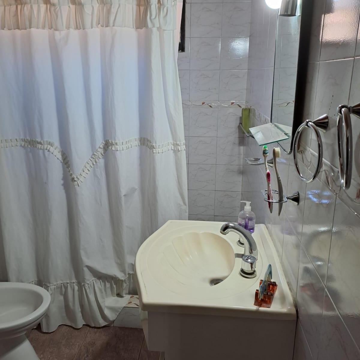 Casa 3 Ambientes a La Venta + Locales 5