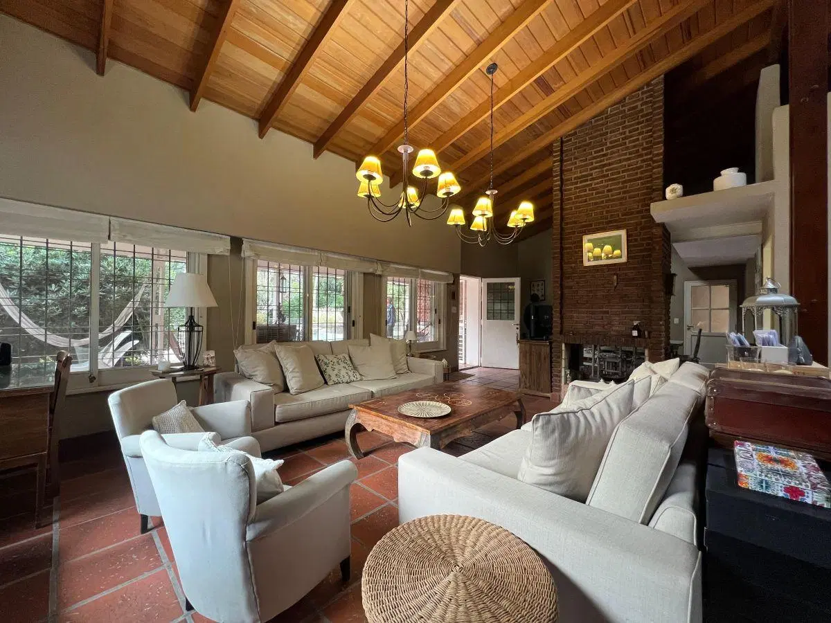 Importante Chalet 5 ambientes a la venta en Parque Leloir 1
