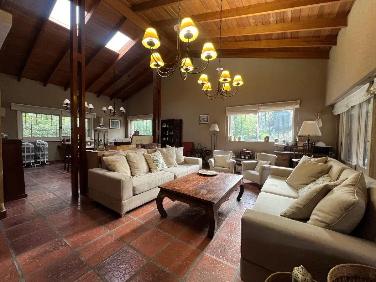 Importante Chalet 5 ambientes a la venta en Parque Leloir 4
