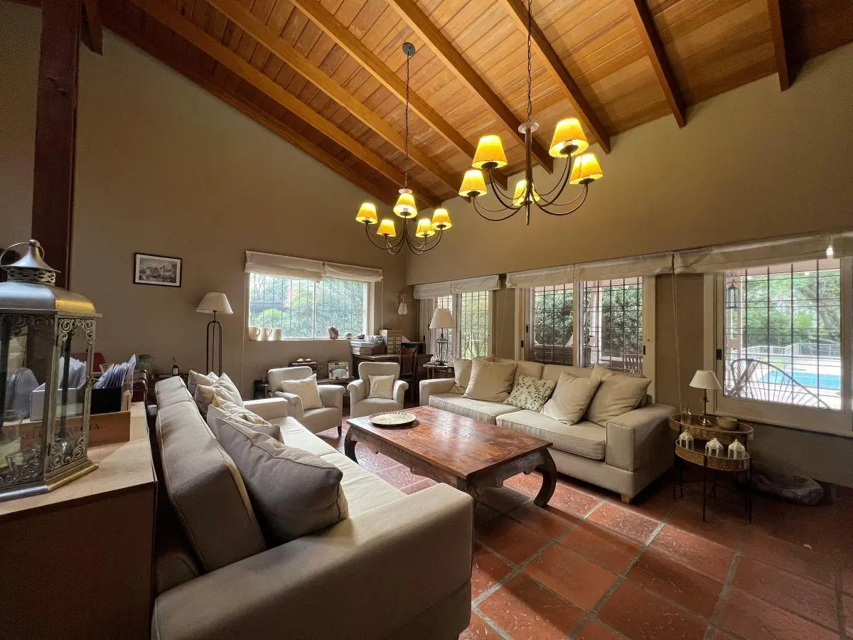 Importante Chalet 5 ambientes a la venta en Parque Leloir 2
