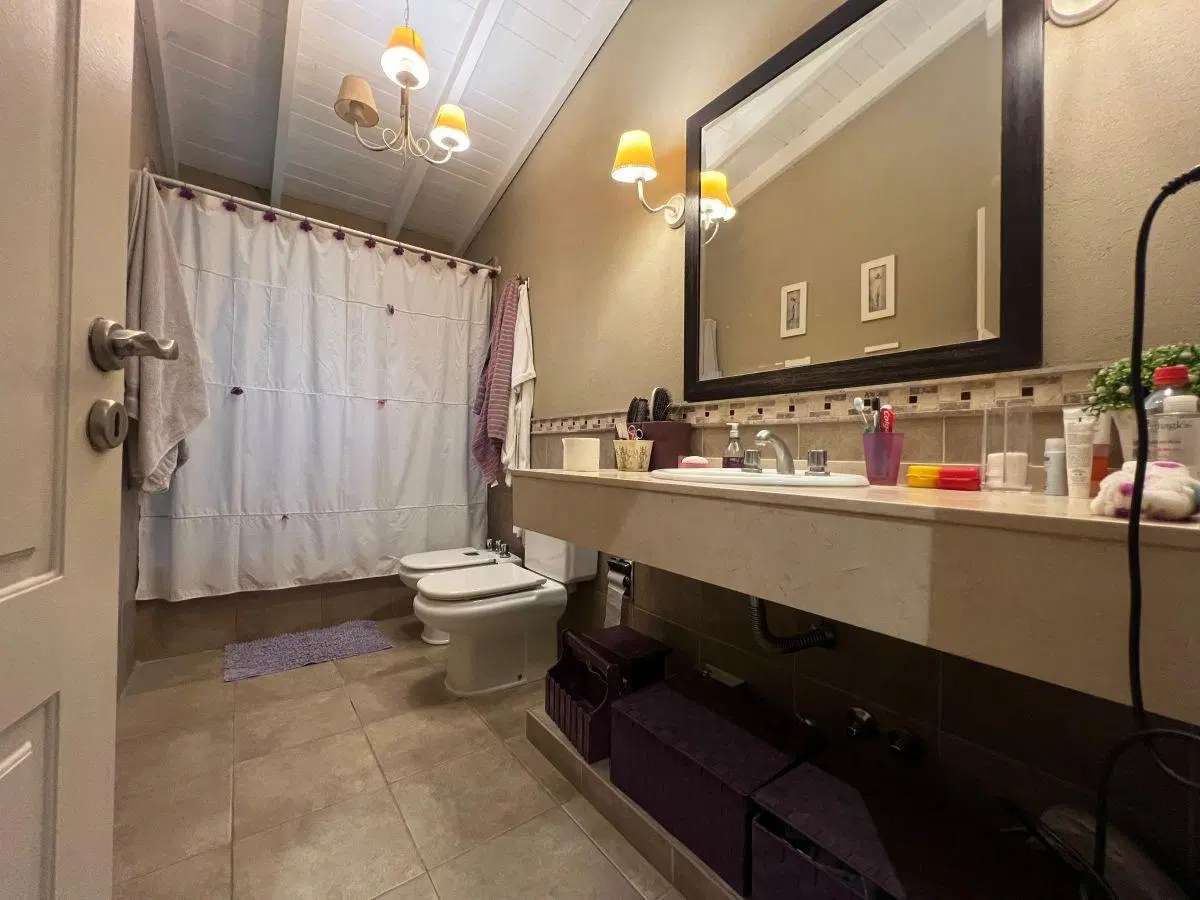 Importante Chalet 5 ambientes a la venta en Parque Leloir 3