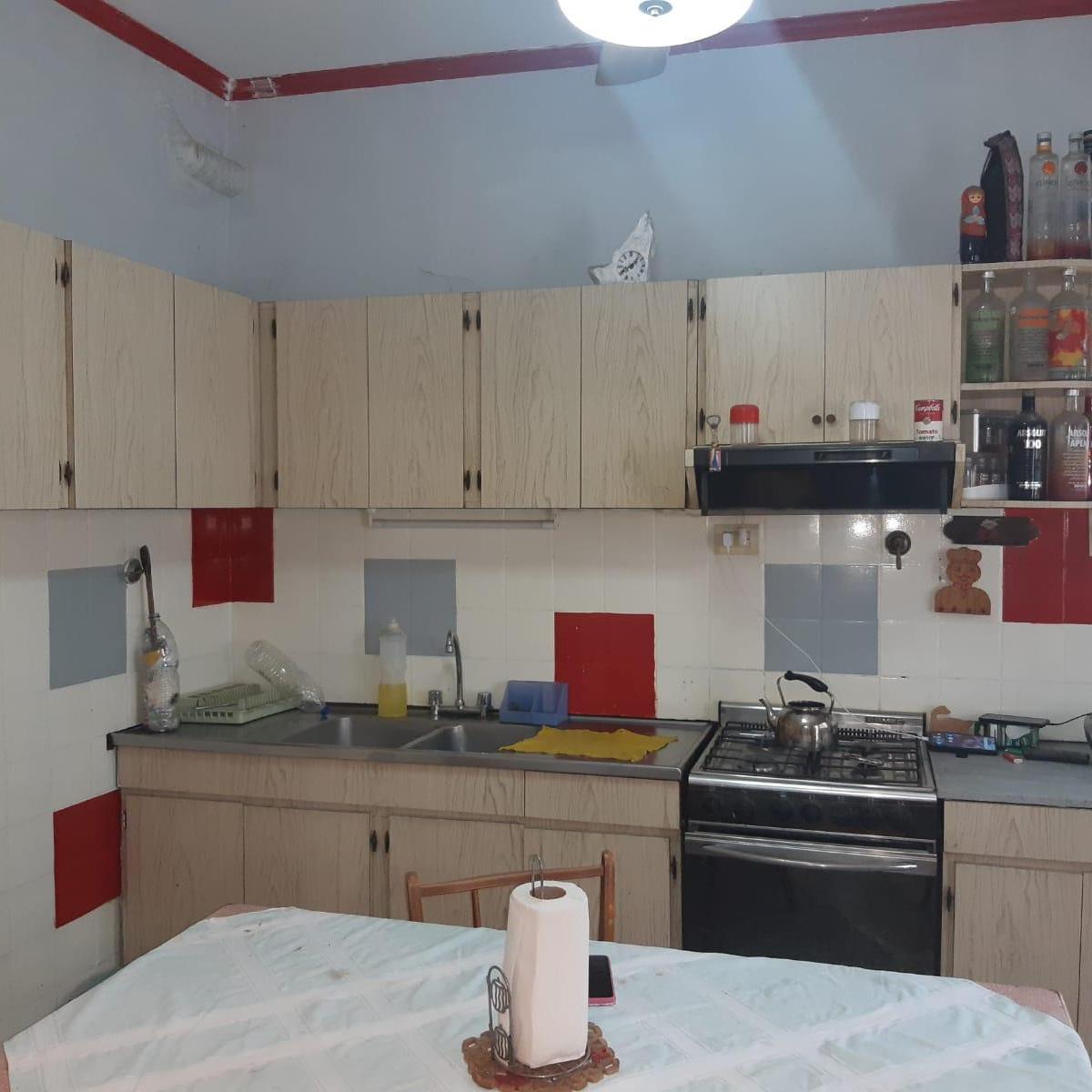 CASA 3 AMB EN VENTA CON GARAGE Y FONDO LIBRE EN LANUS