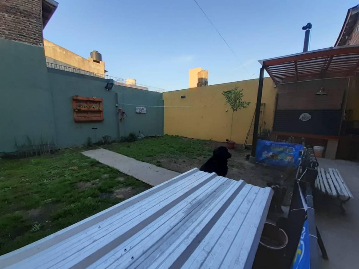 Casa 4 Amb en Venta con Gge, quincho, pileta, terraza y Fondo libre en Lanus. APTO CREDITO