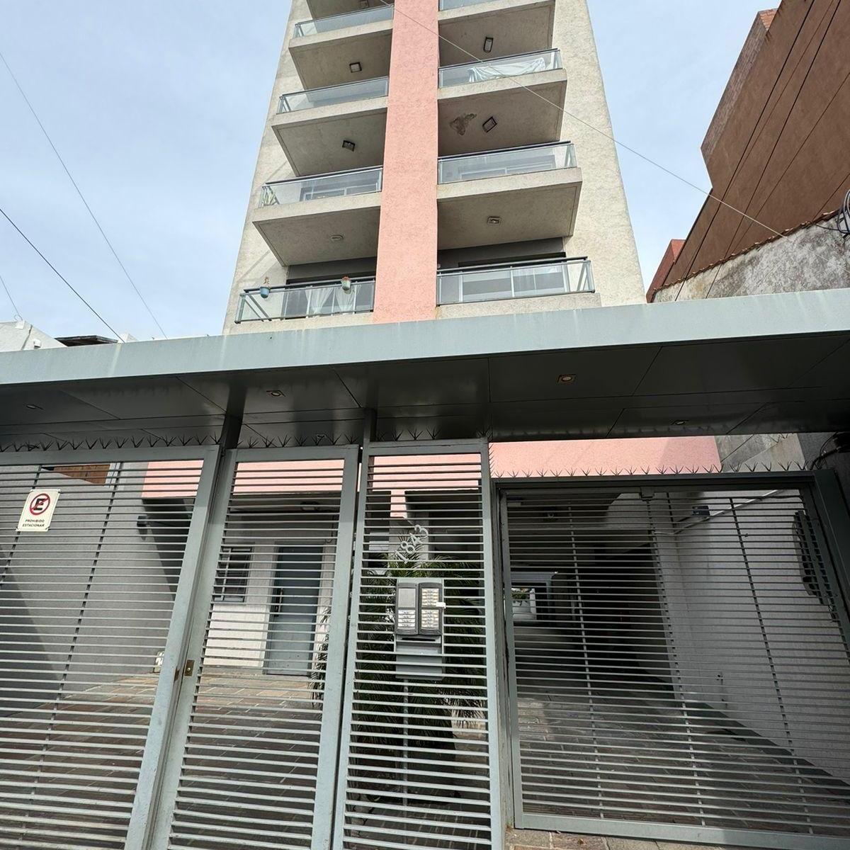 DTO 2 AMB EN EDIFICIO CON BALCON IDEAL INVERSOR O VIVIENDA EN LANUS ESTE