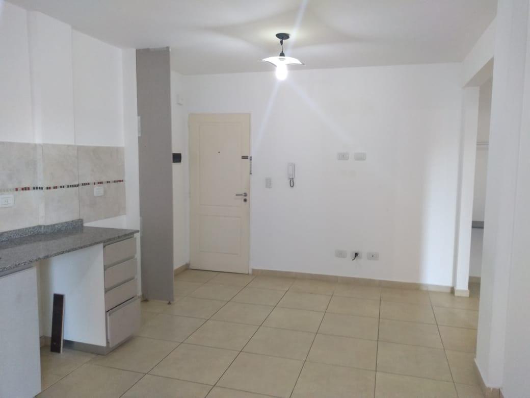 EN VENTA EXCELENTE 2 AMB EN EDIFICIO C/ BALCON Y POSIBILIDAD DE COCH. EN LANUS
