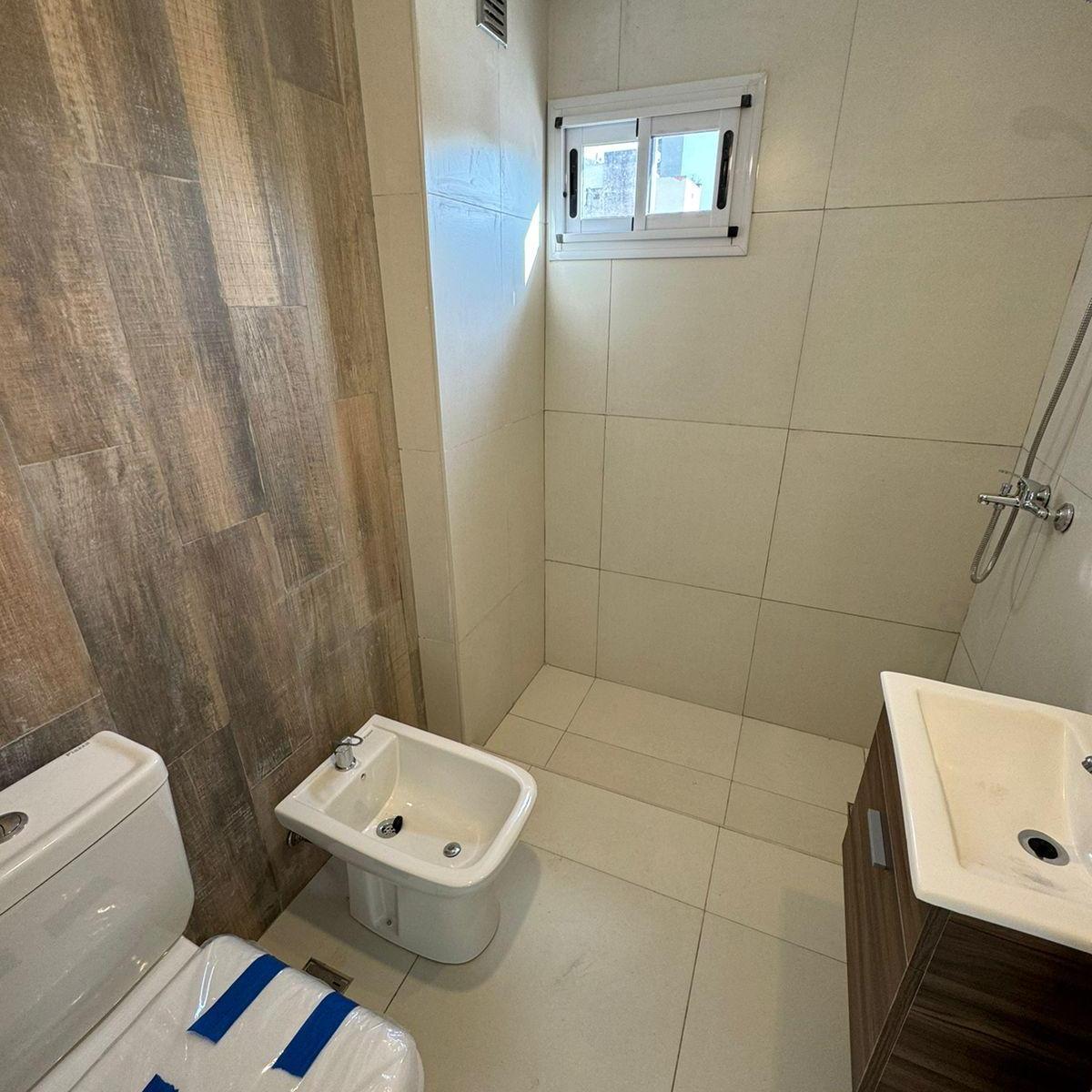 EN VENTA A ESTRENAR DPTO 2 AMB EN BUENA UBIC. CON BALCON Y COCH. OPC EN LANUS