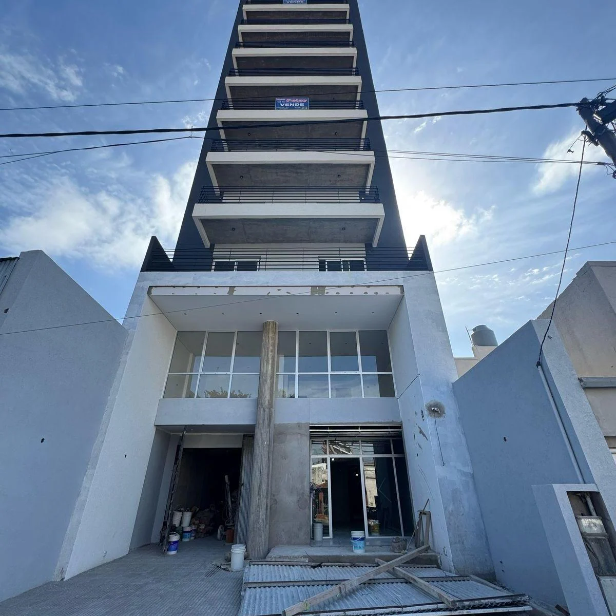 EN VENTA A ESTRENAR. DTO 2 AMB EN BUENA UBIC. C/ COCHERA OPC Y BALCON EN LANUS