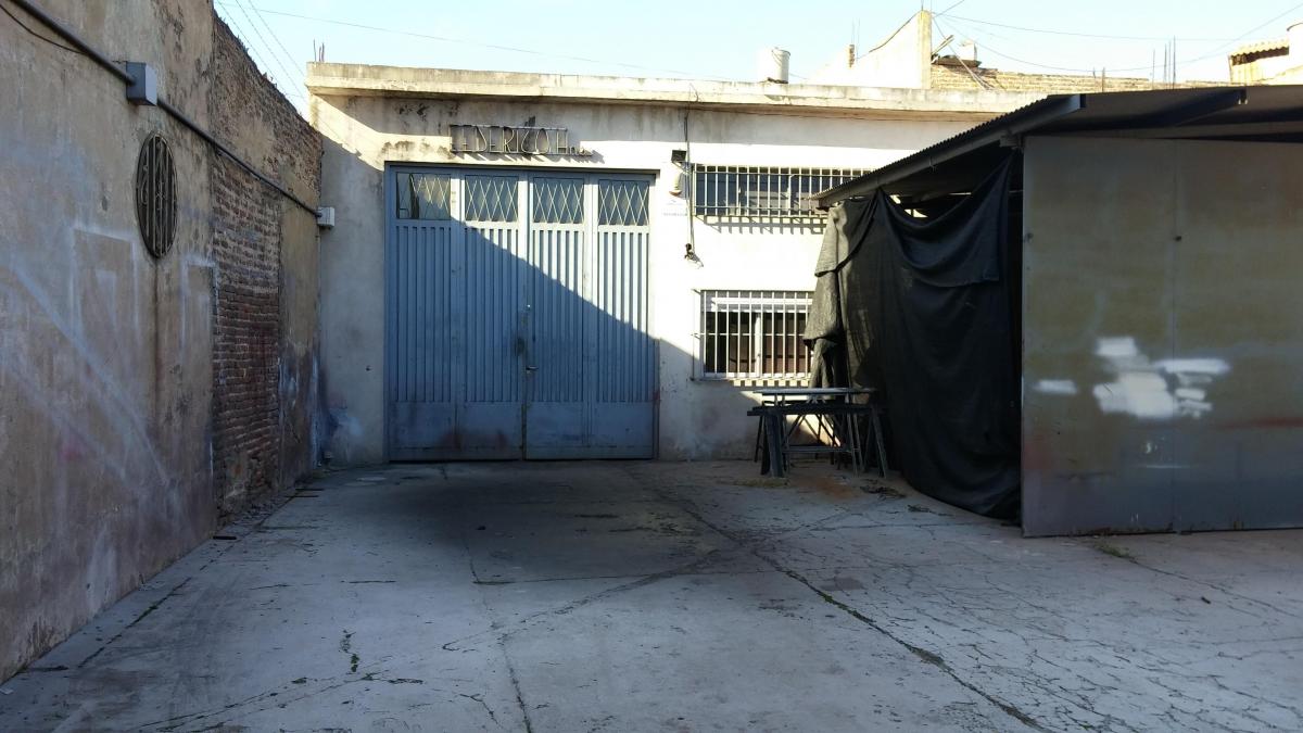 En Venta Amplio Galpon con Entrdada de Camion y Oficina en Lanus o 4