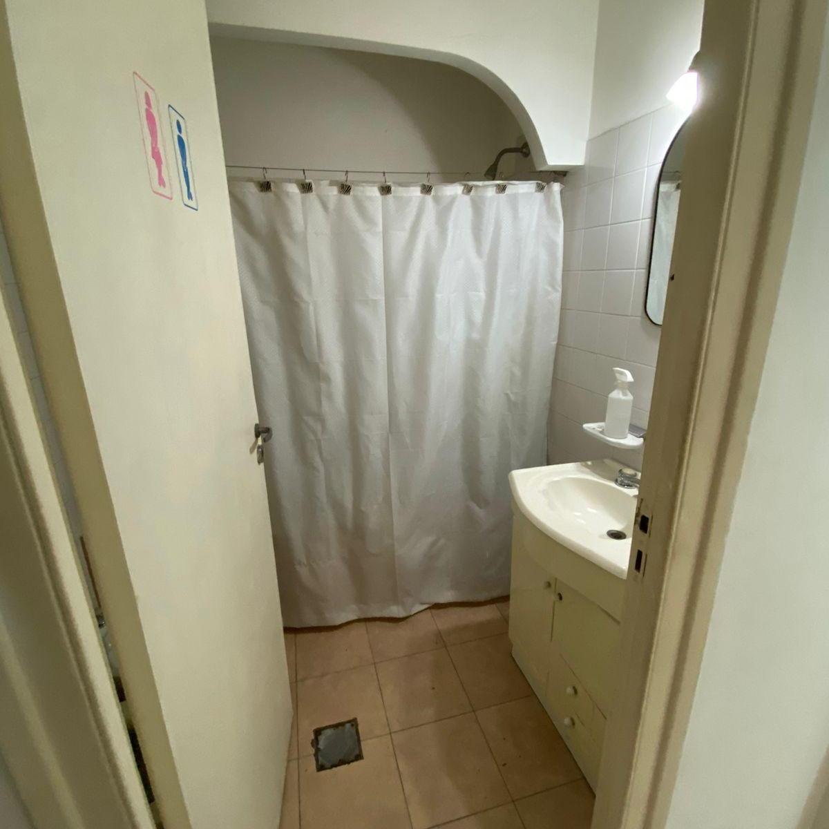 EN VENTA FTE A ESTACION DEPTO TIPO CASA 4 AMB EN MUY BUEN ESTADO EN LANUS
