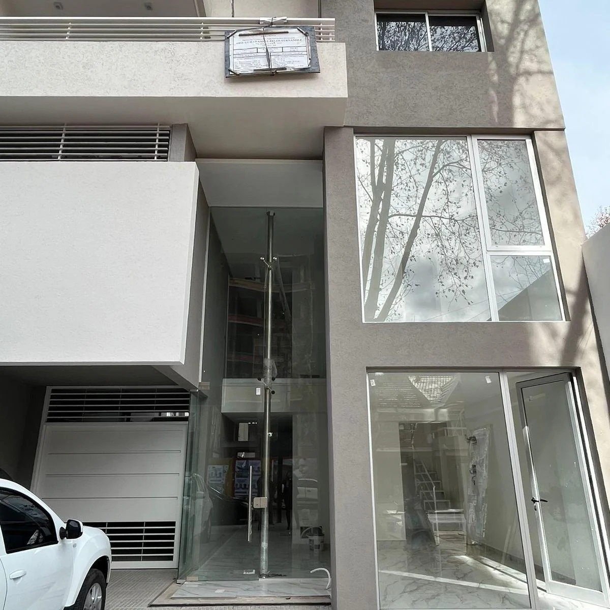 EN VENTA UNICO LOCAL A ESTRENAR EN EDIF. UBICADO EN CENTRO COMERCIAL EN LANUS O