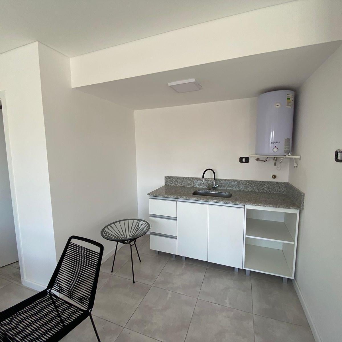 Foto de EN VENTA DTO 2 AMB A ESTRENAR C/ AMPLIO BALCON Y COCH. EN BUENA UBIC, imagen 2