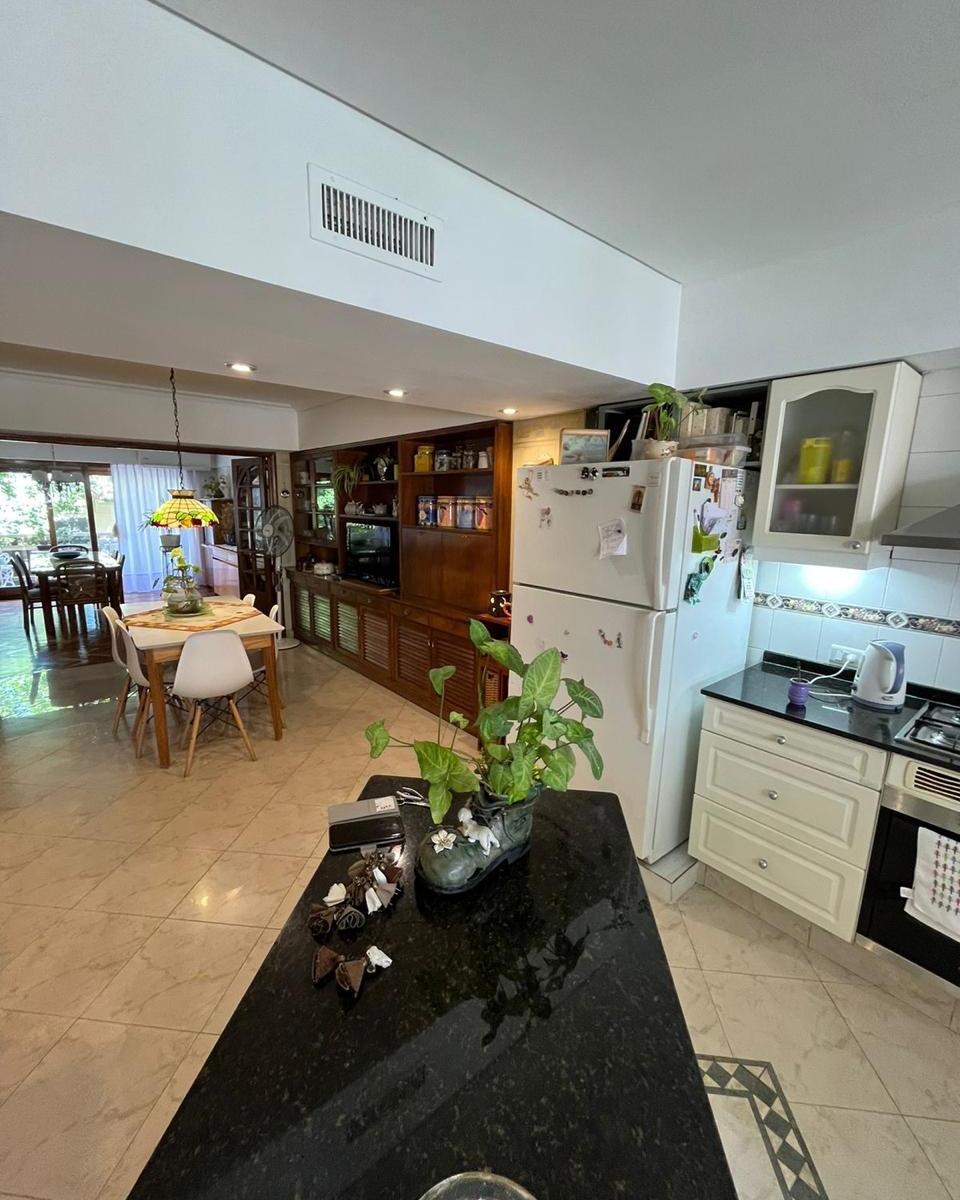 En Venta Piso Unico de 6 Amb C/ Cochera en Excelente Estado y Ubicacion en Lanus 4