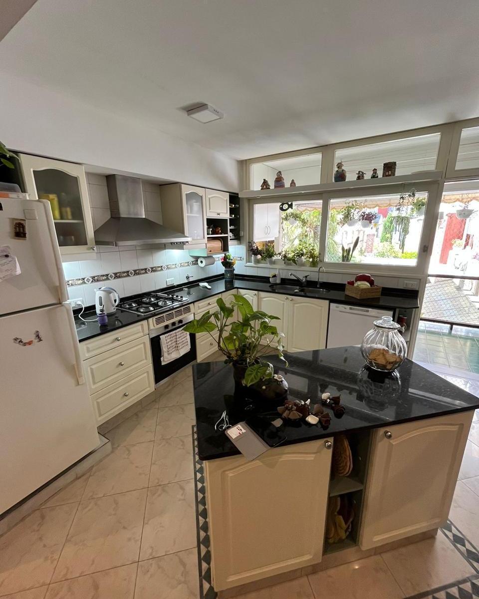 En Venta Piso Unico de 6 Amb C/ Cochera en Excelente Estado y Ubicacion en Lanus 1