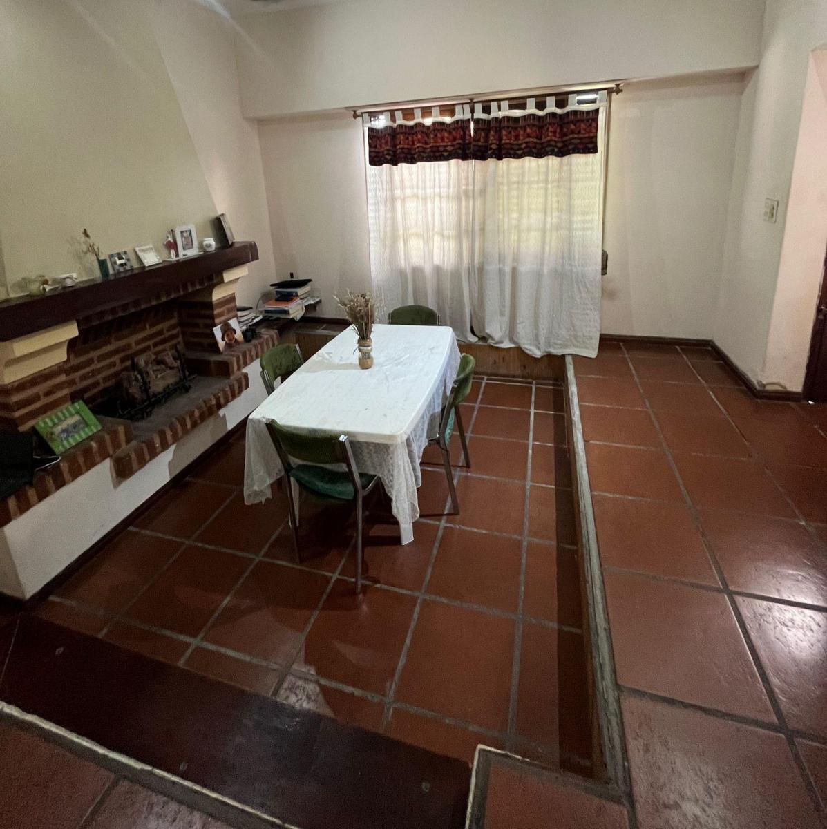 EN VENTA CASA 4 AMB C/ ENT. DE COCHE, AMPLIO FDO LIBRE Y QUINCHO C/ PARRILLA