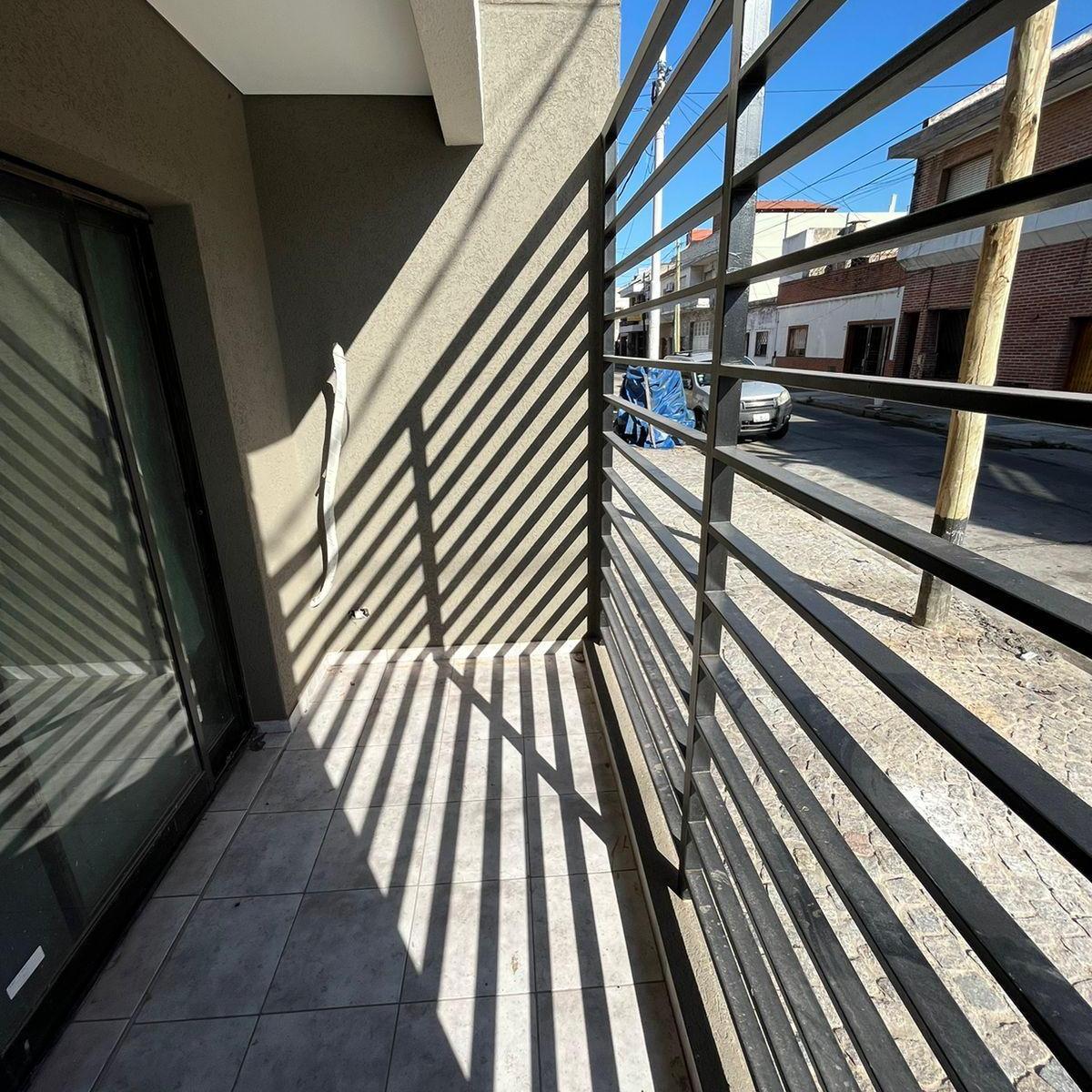 EN VENTA DEPTO 3 AMB A ESTRENAR CON PATIO Y COCHERA OPCIONAL EN LANUS