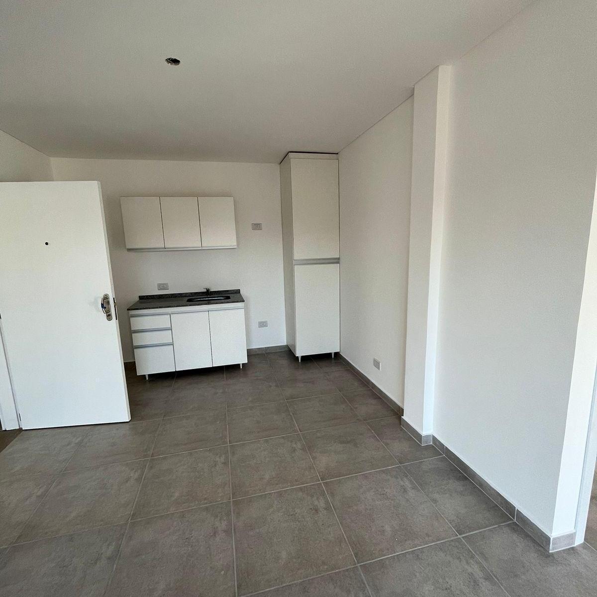 Foto de EN VENTA DEPTO 3 AMB A ESTRENAR CON PATIO Y COCHERA OPCIONAL EN LANUS, imagen 2