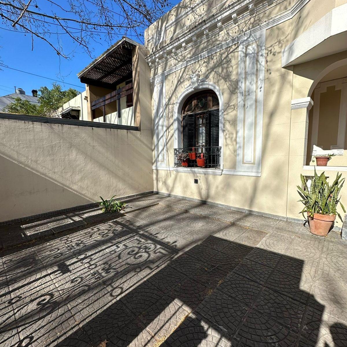 En Venta S/ Lote de 8x28 Casa 6 Amb con Ent. de Coche, 2 Patiosy Jardin en Lanus 4