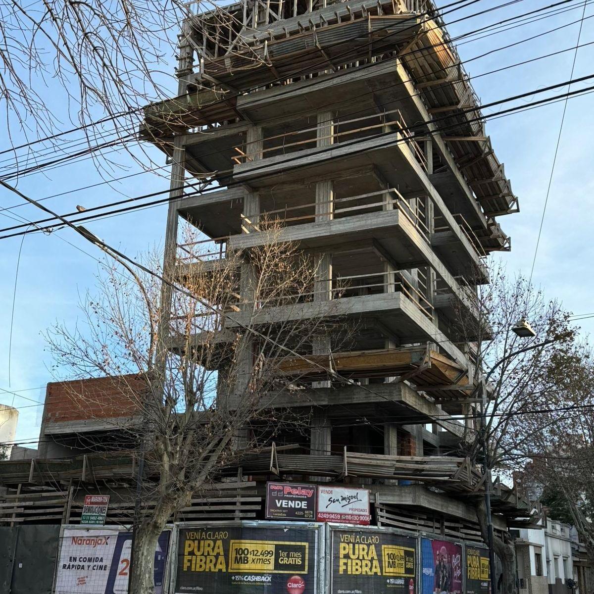 EN VENTA EMPRENDIMIENTO DPTOS 2 AMB 43 MTS AL FRENTE CON BALCON EN LANUS