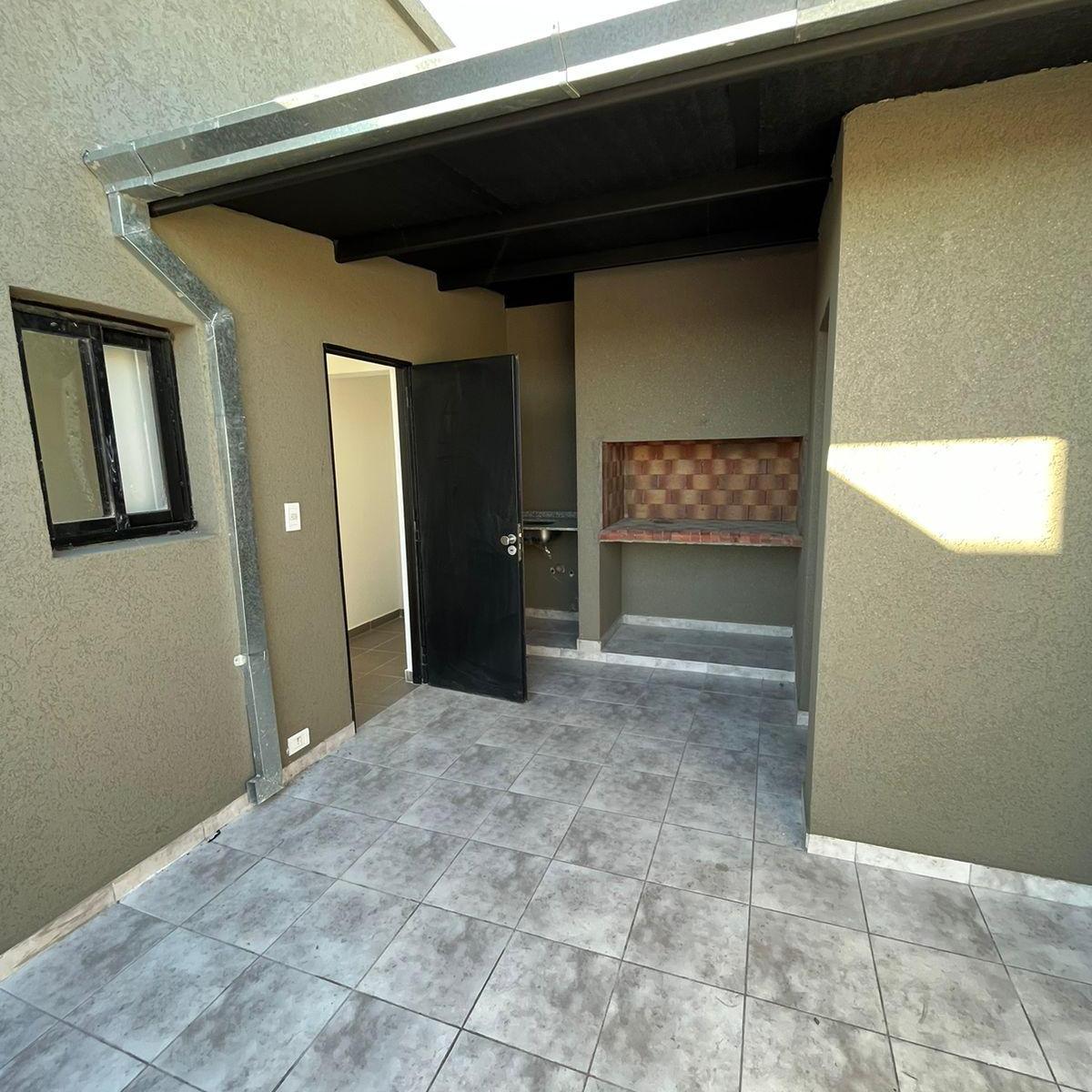 Foto de ATENCION!! IDEAL INVERSOR EXCELENTE MONOAMBIENTE AL FRENTE CON COCHERA, imagen 4