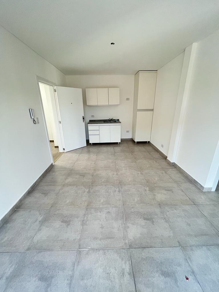 Foto de ATENCION!! IDEAL INVERSOR EXCELENTE MONOAMBIENTE AL FRENTE CON COCHERA, imagen 3