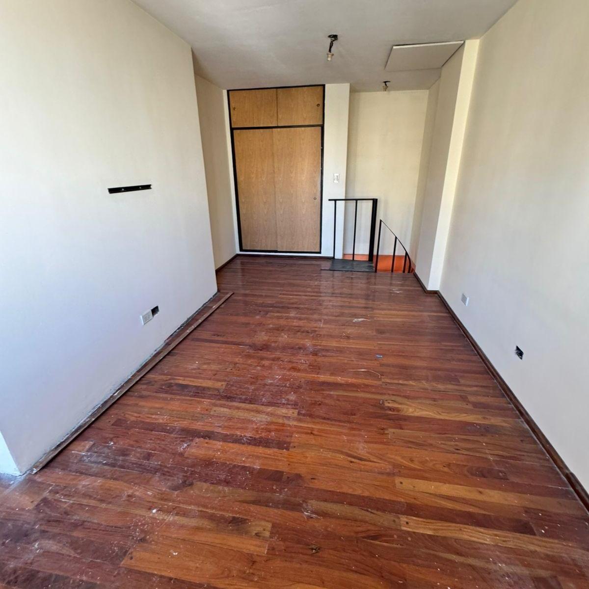 EN VENTA DUPLEX 3 AMB AL FTE C/ COCHERA, 2 BAÑOS, 3 BALCONES Y TERRAZA EN LANUS