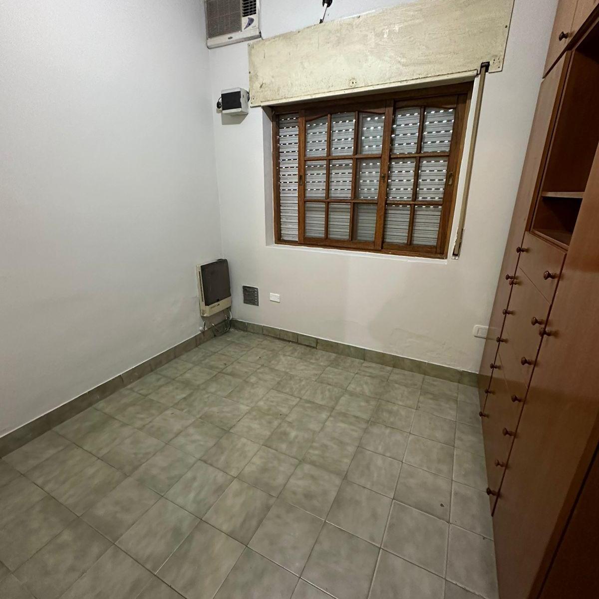 EN VENTA DEPARTAMENTO TIPO CASA 3 AMB A 1 CUADRA DE ESTACION EN LANUS