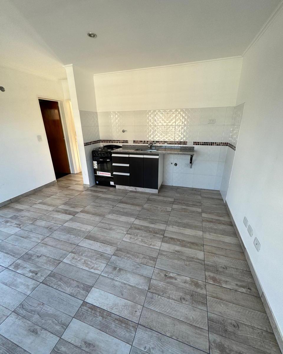 EN VENTA DEPTO 2 AMB AL FRENTE EN P. ALTA CON TERRAZA EN QUILMES OESTE 