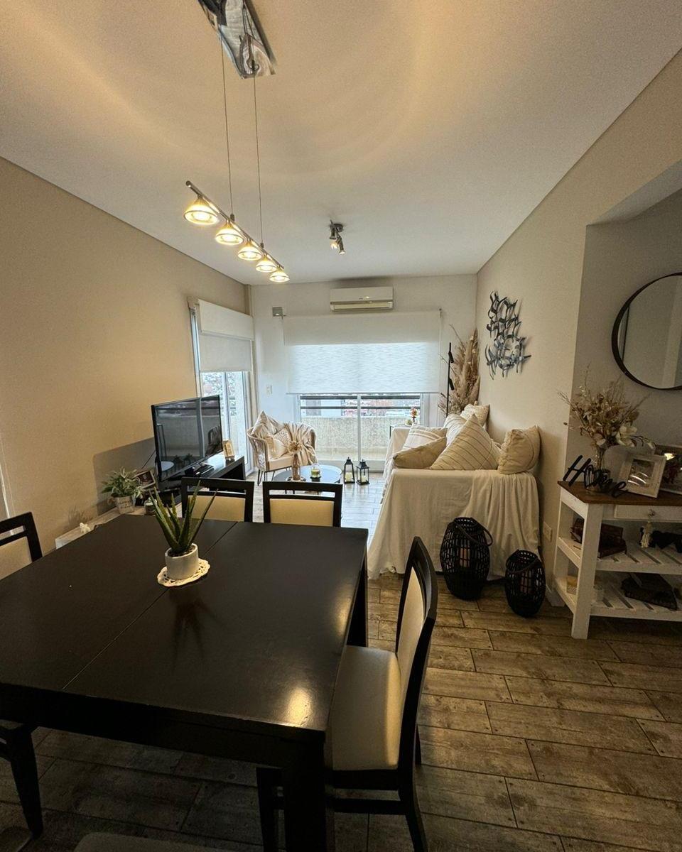 EN VENTA DEPTO 3 AMB SEMIPISO CON 2 BAÑOS, BALCON Y COCHERA EN LANUS
