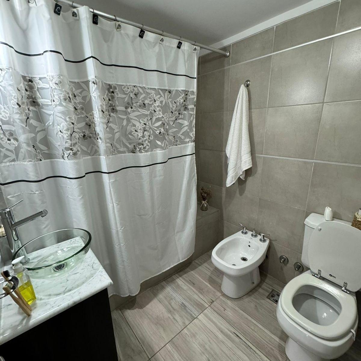 Foto de EN VENTA DEPTO 3 AMB SEMIPISO CON 2 BAÑOS, BALCON Y COCHERA EN LANUS, imagen 4