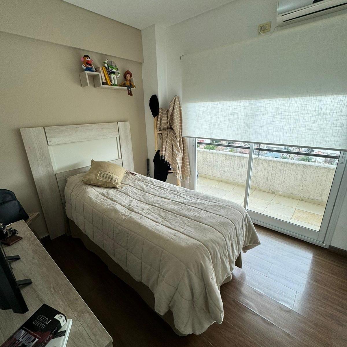 Foto de EN VENTA DEPTO 3 AMB SEMIPISO CON 2 BAÑOS, BALCON Y COCHERA EN LANUS, imagen 2