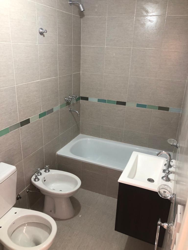 Foto de EN VENTA EXCELENTE MOANOMB. EN EDIF. AL FTE EN LANUS, imagen 5