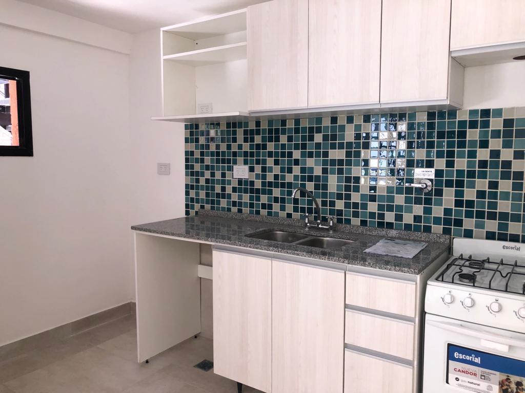 Foto de EN VENTA EXCELENTE MOANOMB. EN EDIF. AL FTE EN LANUS, imagen 3