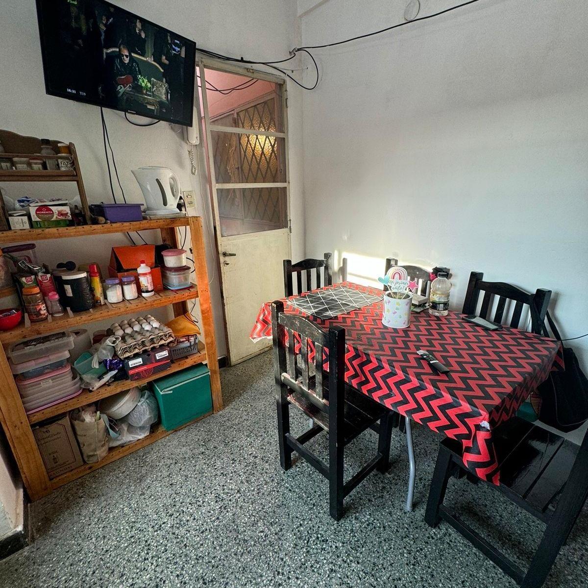EN VENTA P. UNICO 213 MTS2 APROX. 3 AMB C/ PATIO, BALCON Y GRAN TERRAZA EN LANUS