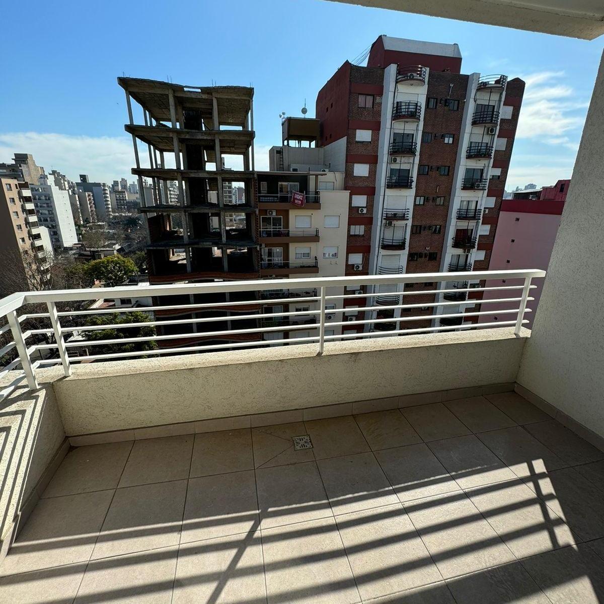 EN VENTA EN EDIF. SEMIPISO DTO 2 AMB TIPO DUPLEX CON TERRAZA EN LANUS .O.