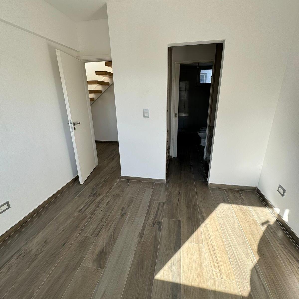 Foto de EN VENTA EN EDIF. SEMIPISO DTO 2 AMB TIPO DUPLEX CON TERRAZA EN LANUS, imagen 3
