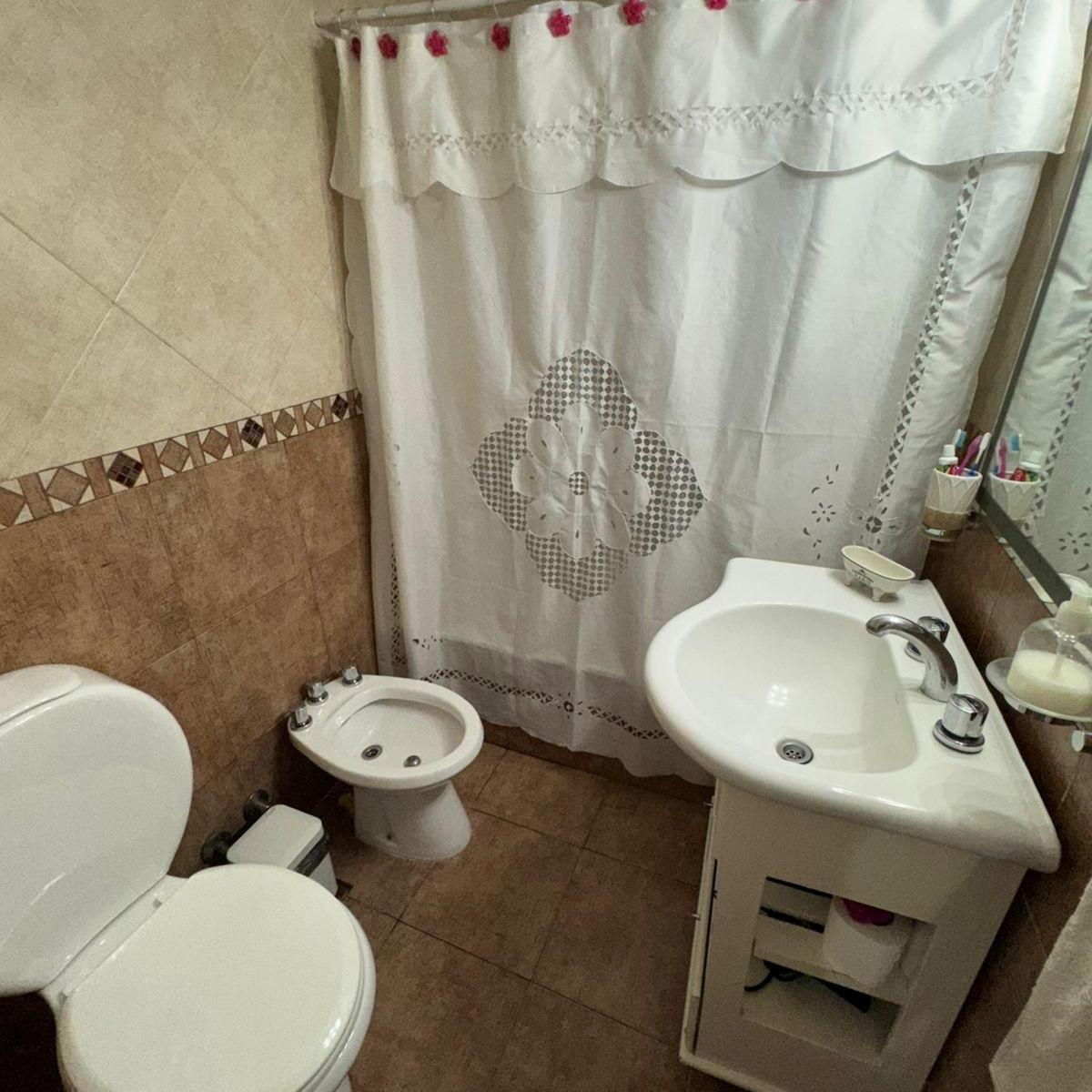 En Venta Depto Tipo Casa 3 Amb con Quincho, Balcon y Terraza en Lanus o 4