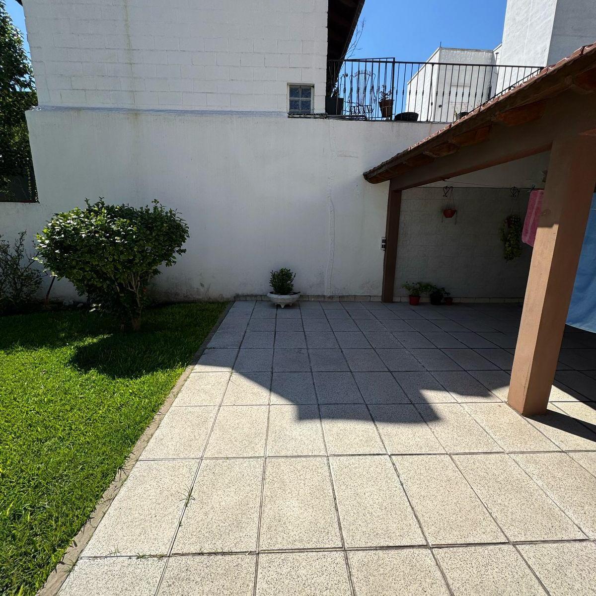 EN VENTA S/LOTE 8.66X44 CASA 5 AMB C/COCH, PATIO, BALCON, TERRAZA Y FDO EN LANUS