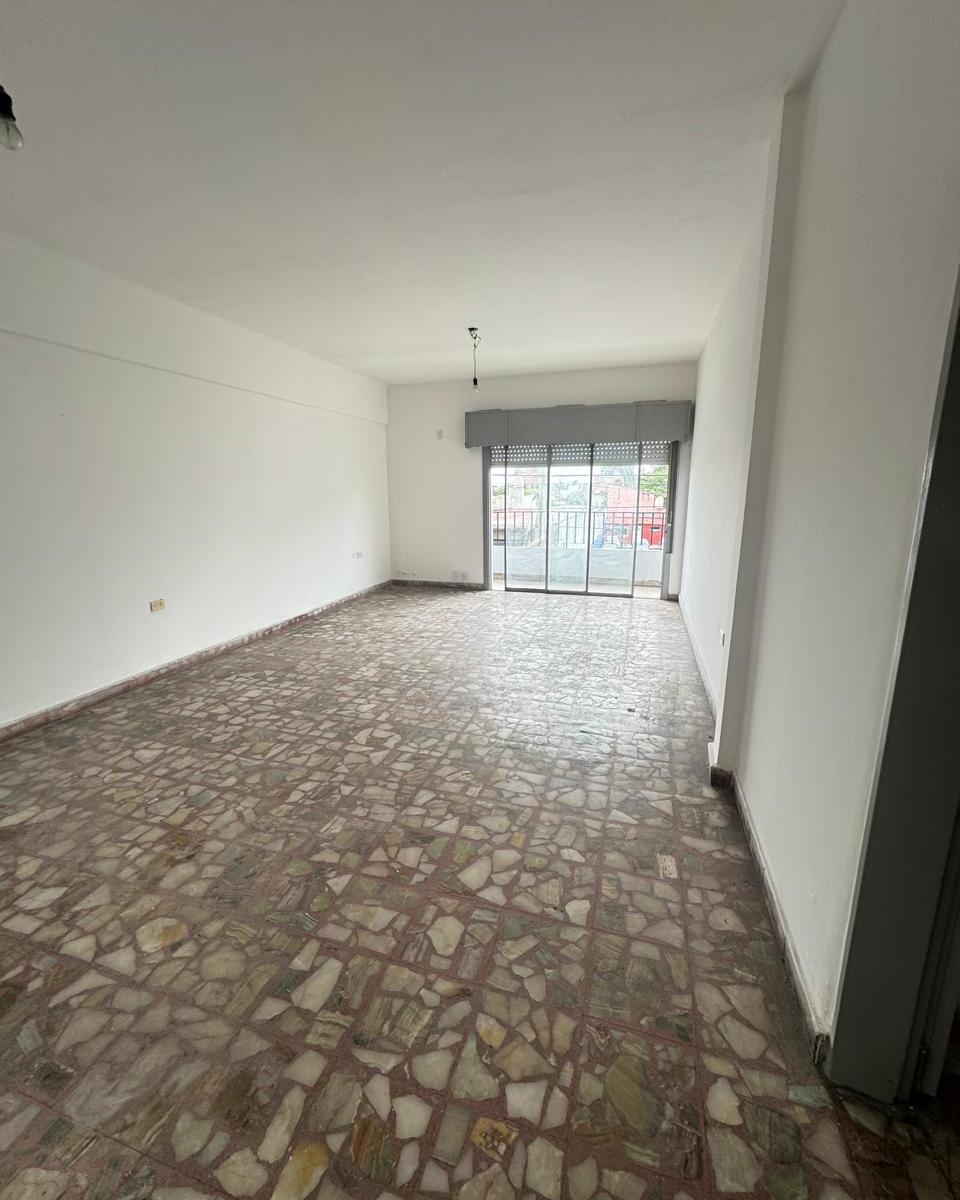 En Venta Galpon 8.70x44.66 C/ Vivienda P. Alta C/patio, Quincho y Balcon en Lanus 3
