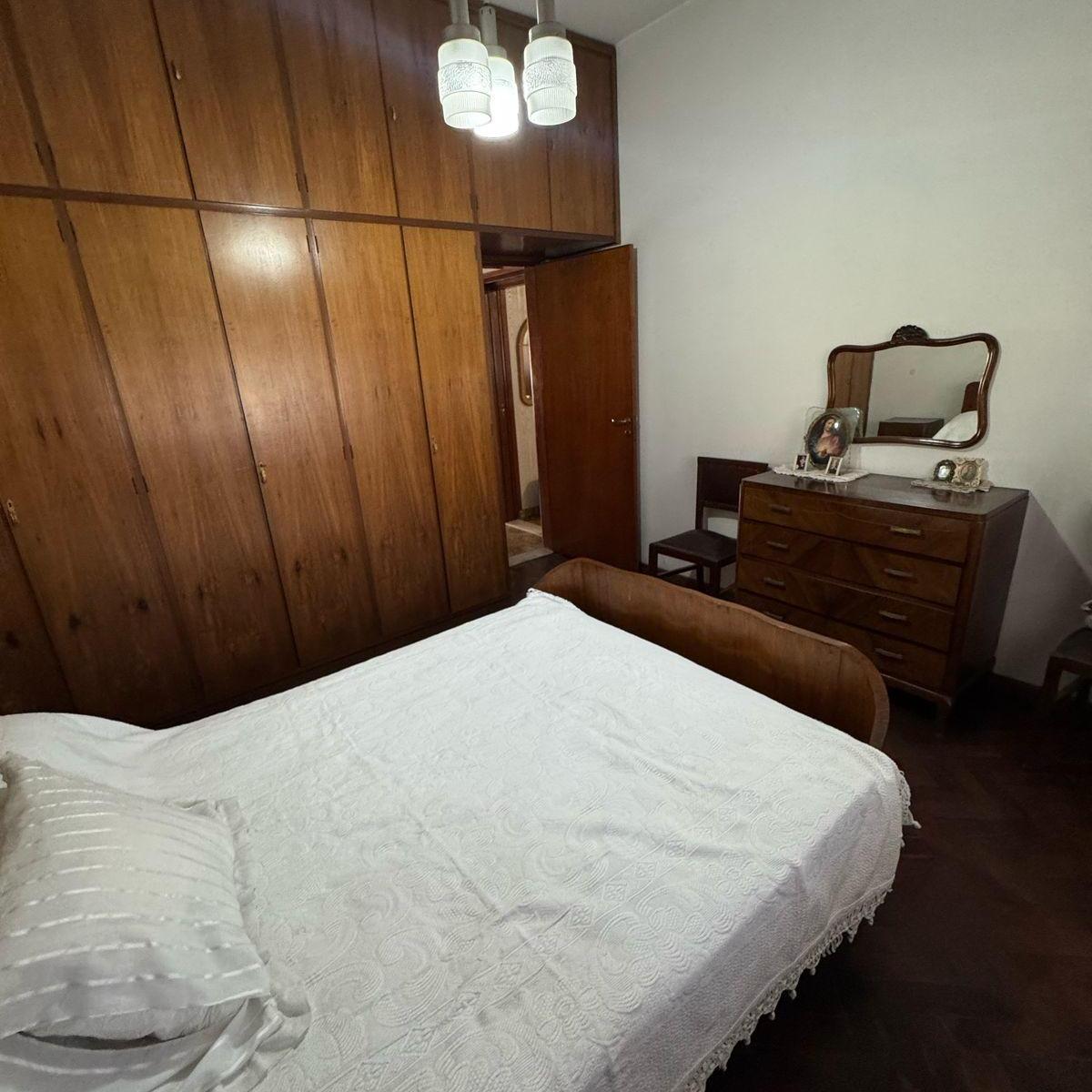 EN VENTA S/ LOTE 10X25.61 CASA 3 AMB. FDO LIBRE, GGE, TERRAZA Y QUINCHO EN LANUS
